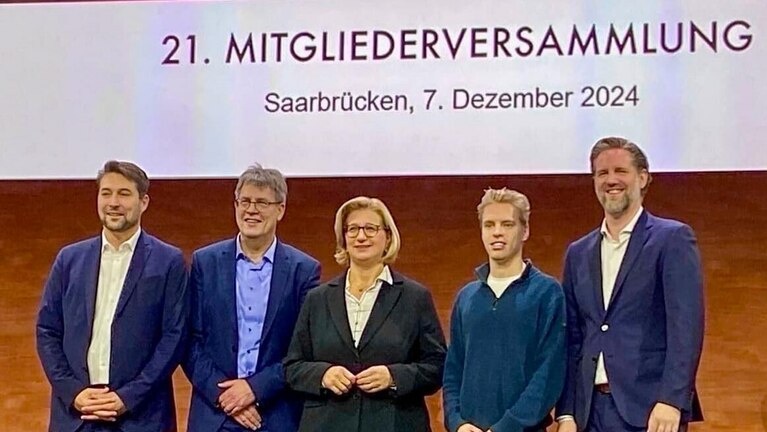 Gruppenfoto mit Saarbrückens Bürgermeister Uwe Conradt, DOSB Präsident Thomas Weikert, Saarlands Ministerpräsidentin Anke Rehlinger, Olympia-Triathlet Tim Hellwig und LSVS-Vorstand Johannes Kopkow