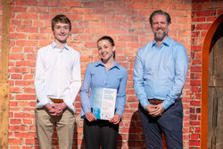 LSVS-Vorstand Johannes Kopkow mit den Preisträger*innen des Sportpreises des Axel Buchholz Preises für Nachwuchsjournalisten