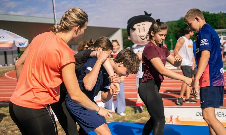 Schüler beim Ringen.