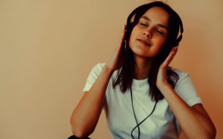 Eine Frau hört sich über Kopfhörer etwas an