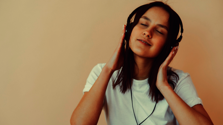 Eine Frau hört sich über Kopfhörer etwas an