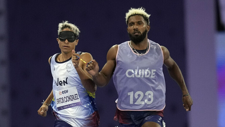 480784975 Zwei Sportler laufen zusammen