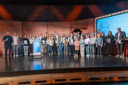 Gruppenfoto mit allen Preisträger*innen des Axel Buchholz Preises für Nachwuchsjournalisten