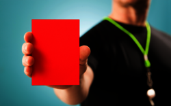Ein Schiedsrichter zeigt die rote Karte