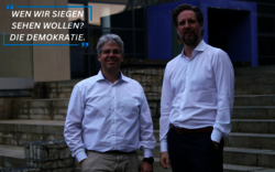 Die LSVS-Vorstände Johannes Kopkow und Joachim Tesche mit dem Motto "Wen wir siegen sehen wollen? Die Demokratie!"