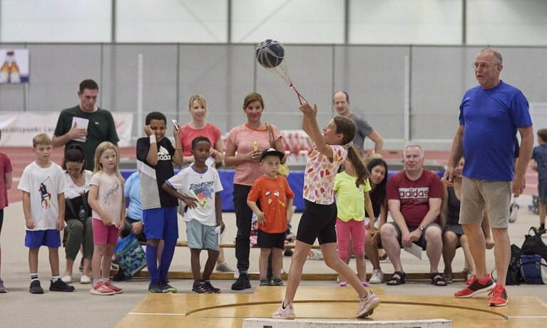 Kinder beim Schleuderball.