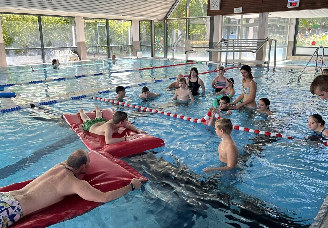 Kinder im Schwimmbad beim Schwimmkurs