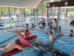 Kinder im Schwimmbad beim Schwimmkurs