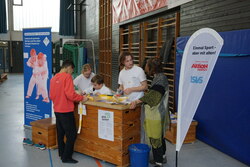 Ein Informationsstand in der Sporthalle