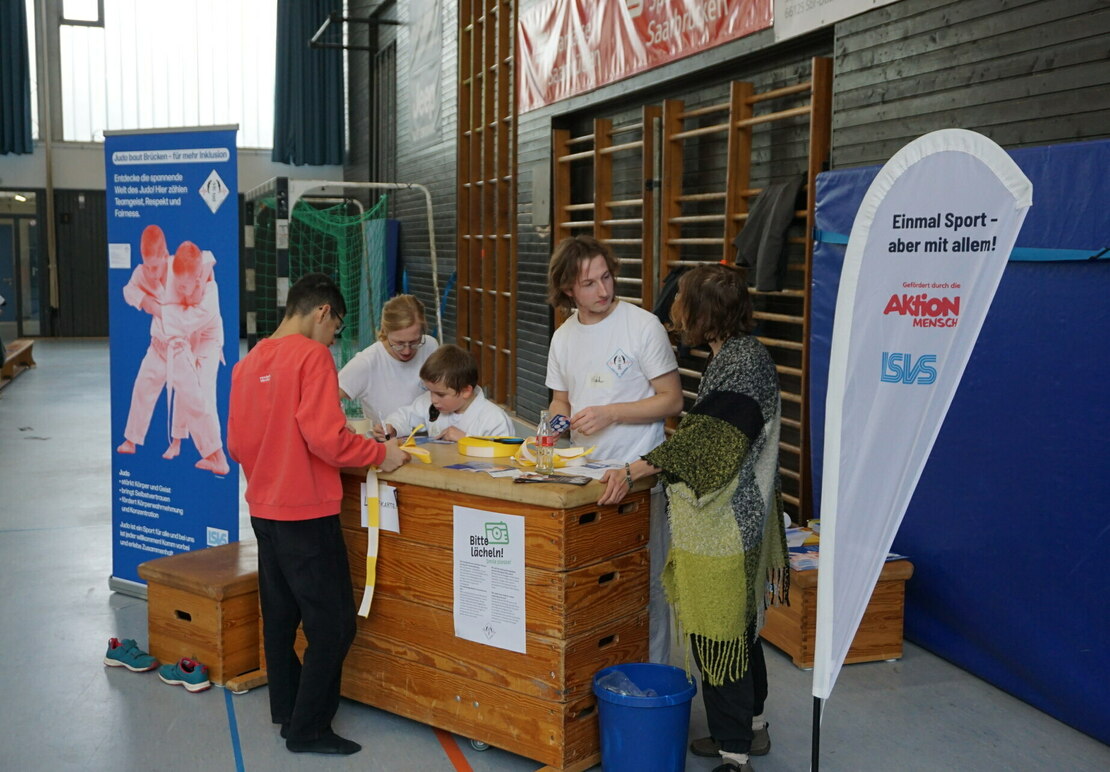 Ein Informationsstand in der Sporthalle