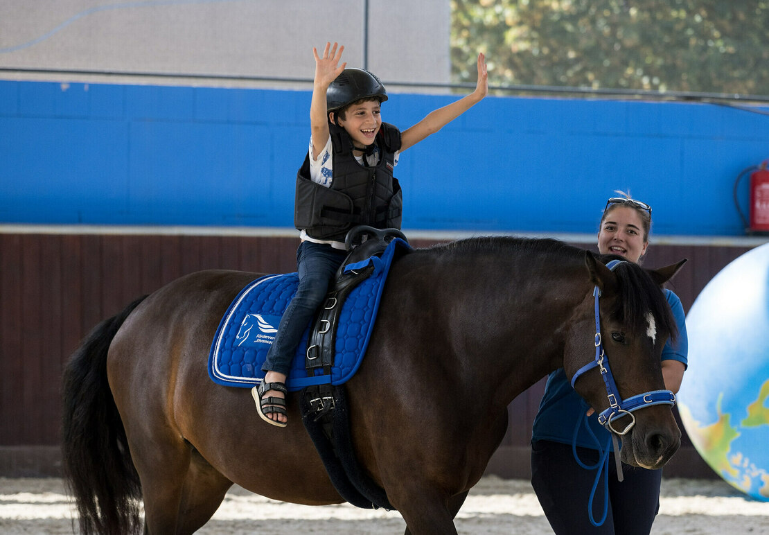 Ein Mädchen beim geführten Reiten