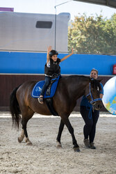 Ein Mädchen beim geführten Reiten