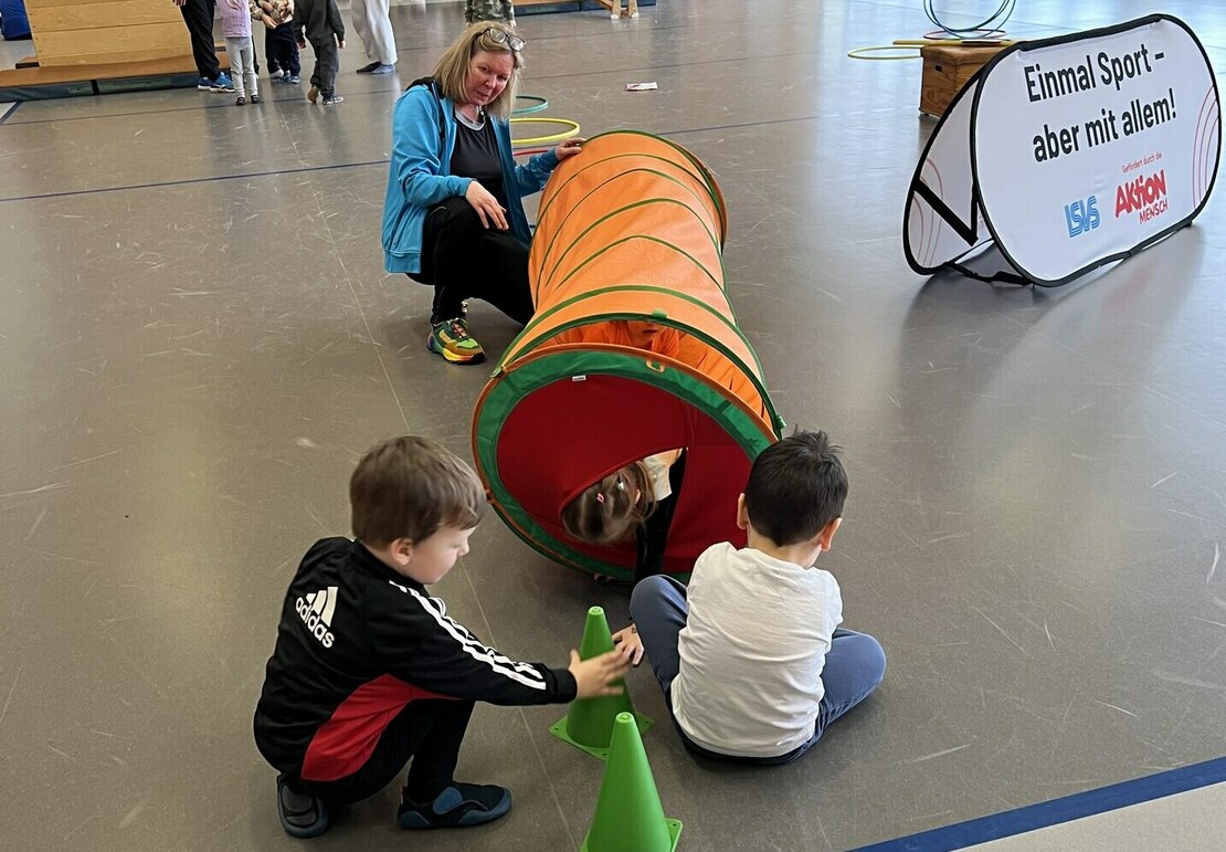 Kinder bei einer Bewegungslandschaft in einer Turnhalle