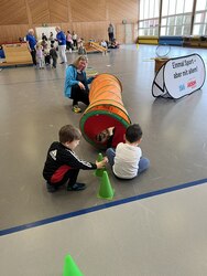 Kinder bei einer Bewegungslandschaft in einer Turnhalle