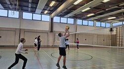 Jugendliche spielen Volleyball