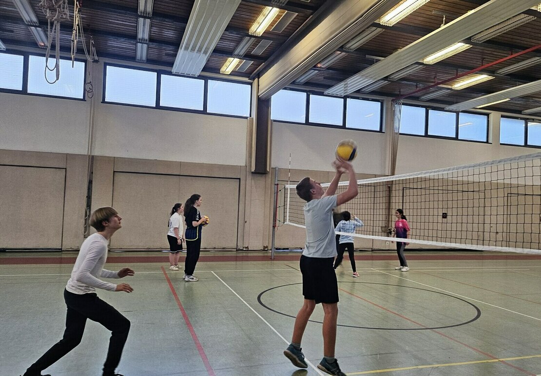 Jugendliche spielen Volleyball