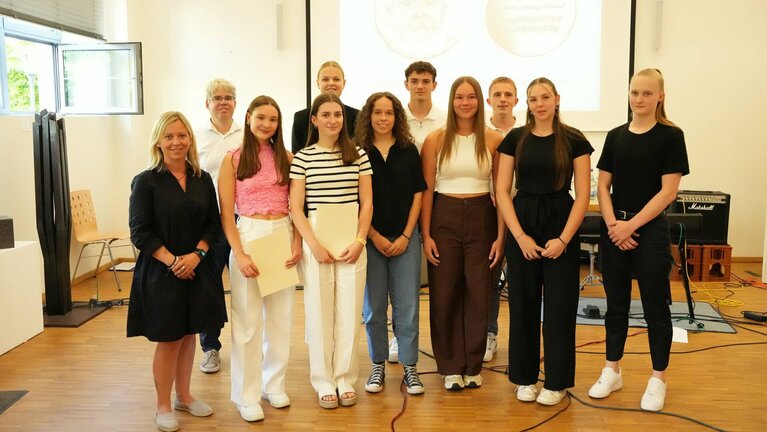 Schülergruppe bei Preisverleihung