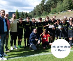 Gruppenfoto eines Fußballteams mit Sportminister Reinhold Jost beim Inklusionsfest in Oppen