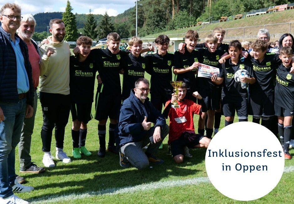 Gruppenfoto eines Fußballteams mit Sportminister Reinhold Jost beim Inklusionsfest in Oppen