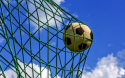 Ein Fußball fliegt in ein Netz