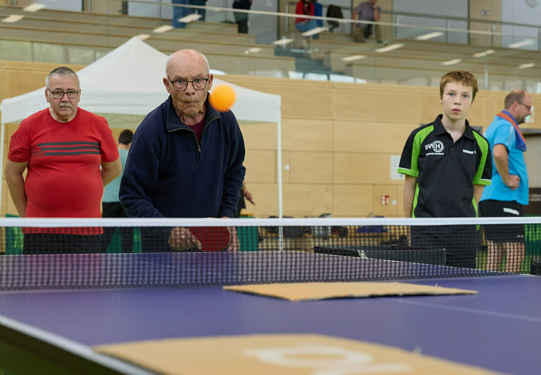 TW220450.jpg Ein älterer Herr beim Tischtennisspielen