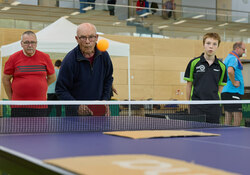TW220450.jpg Ein älterer Herr beim Tischtennisspielen