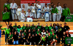 Karateka und Volleyballspieler in einer Gruppe