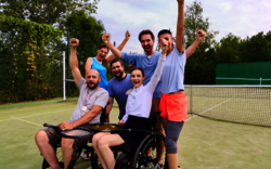 ein Unified-Tennis-Team jubelt auf dem Tennisplatz