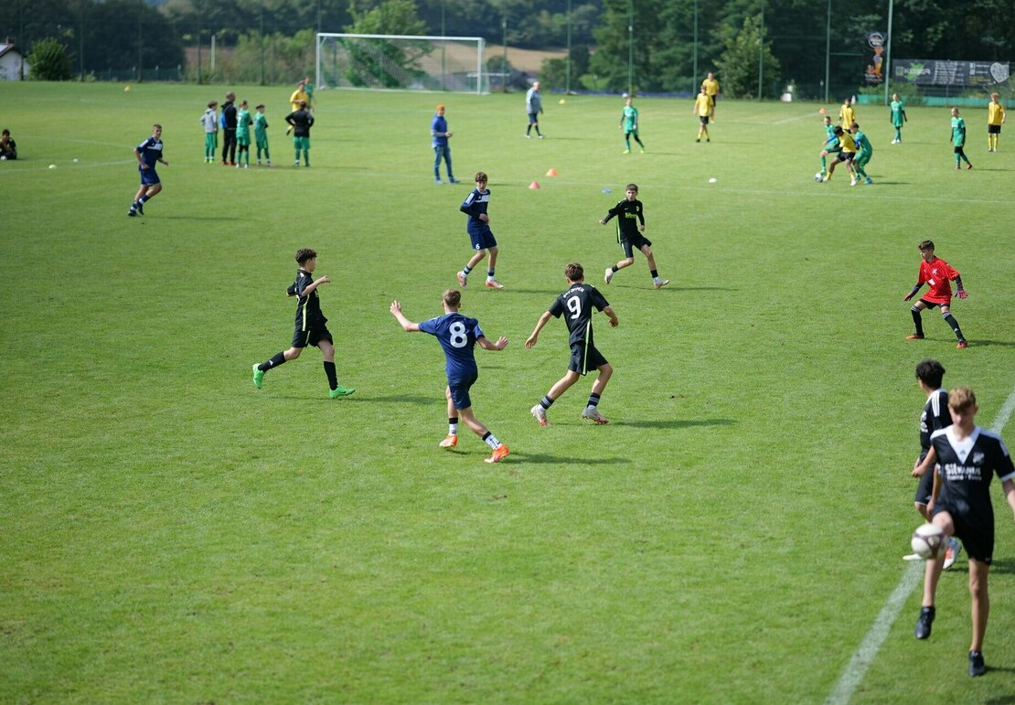 Jugendliche beim Fußballtraining