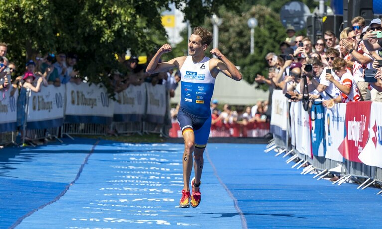 Triathlet Priester im Zieleinlauf.