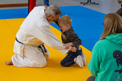 Ein kleiner Junge beim Karatetraining mit einem Trainer