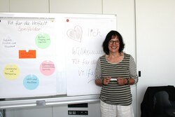 Referentin Andrea Becker vor einer Flipchart