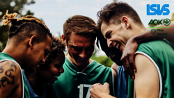 Sportler umarmen sich und jubeln